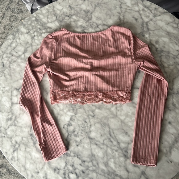 Light pink cropped going out shirt - Picture 2 of 2